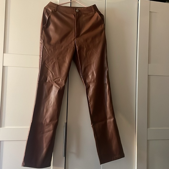 Set from Sundays. The bottoms are a vegan leather size M. The top is a size S - Picture 3 of 4